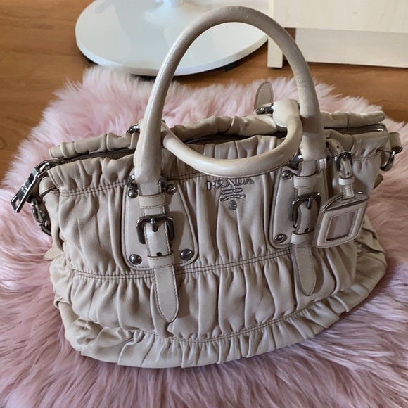 Authentic Prada handbag in Good Conditions - Picture 2 of 10